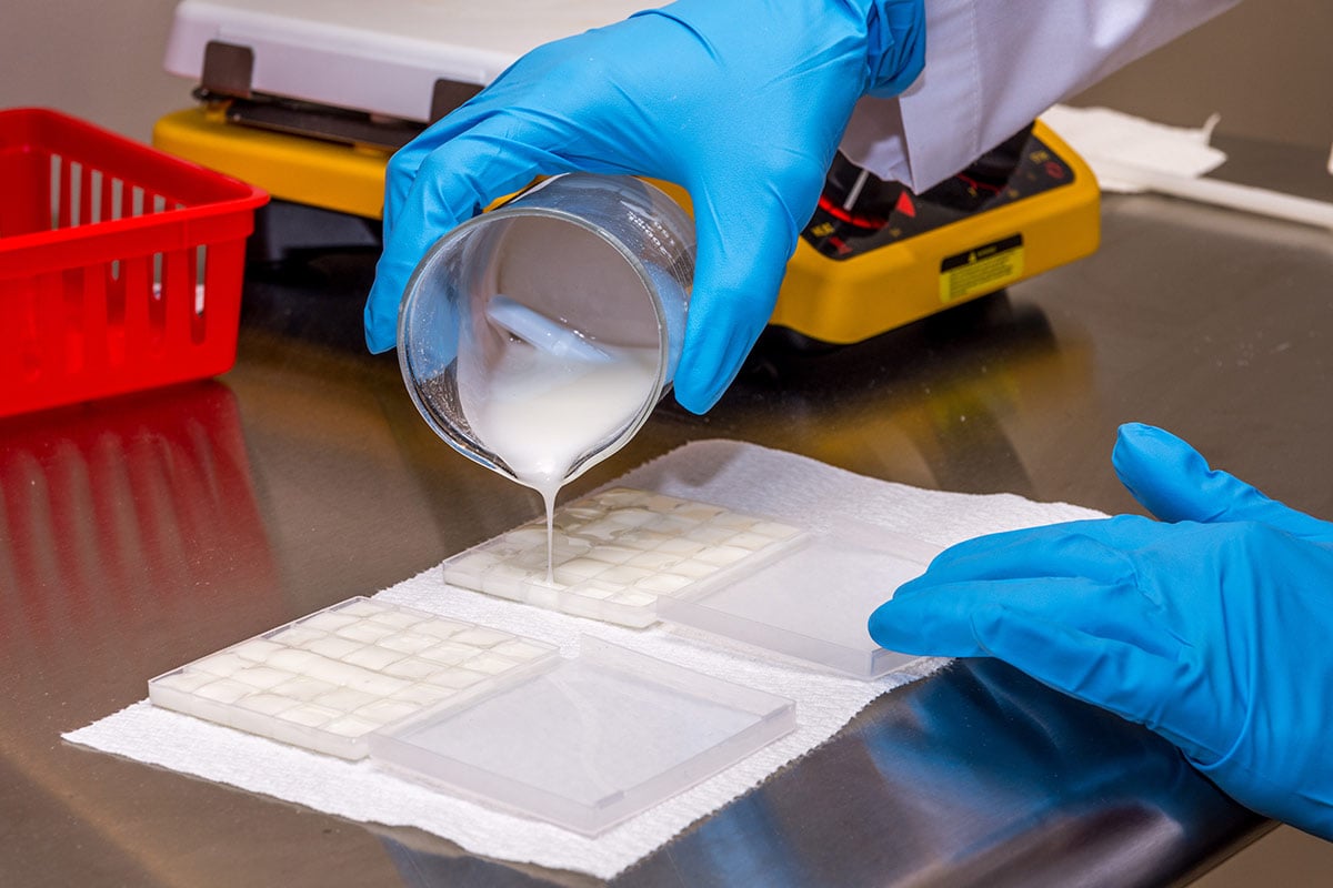 compounding_pouring1200